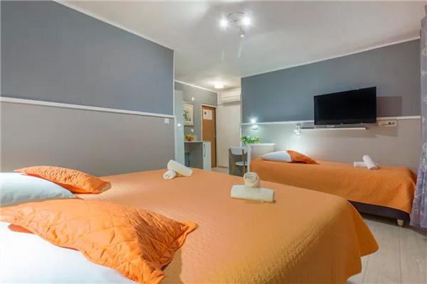 Room S8, for 3 persons