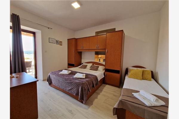 Room S1, for 2 persons