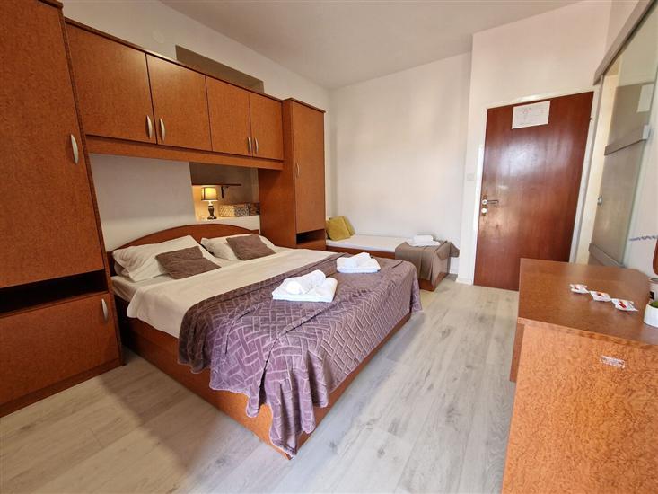 Room S1, for 2 persons