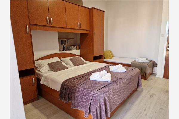 Room S1, for 2 persons