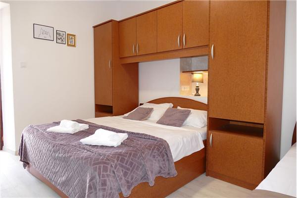 Room S1, for 2 persons