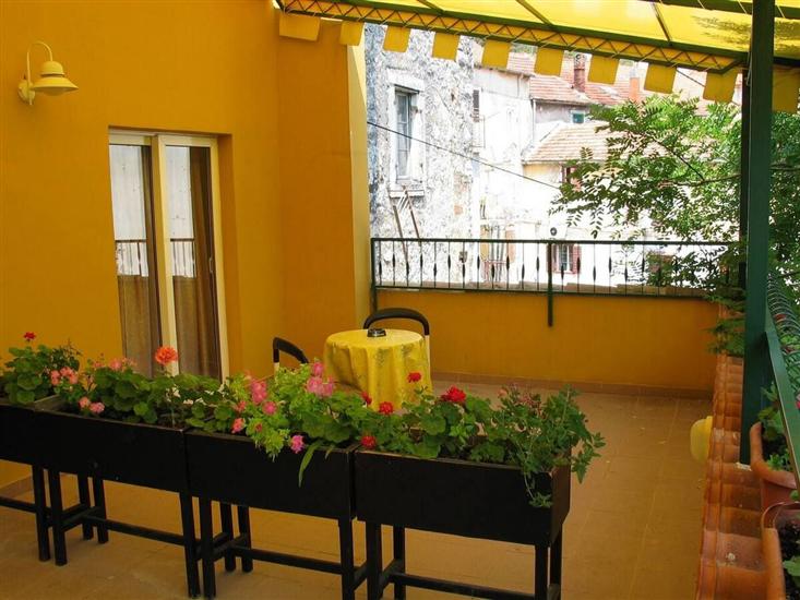 Room S1, for 3 persons