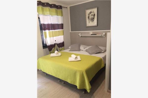 Room S4, for 3 persons