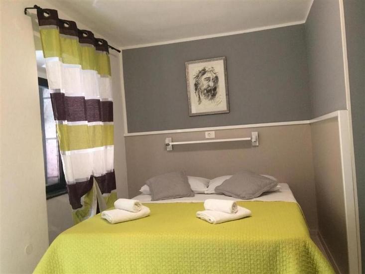 Room S4, for 3 persons