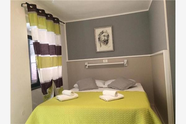 Room S4, for 3 persons