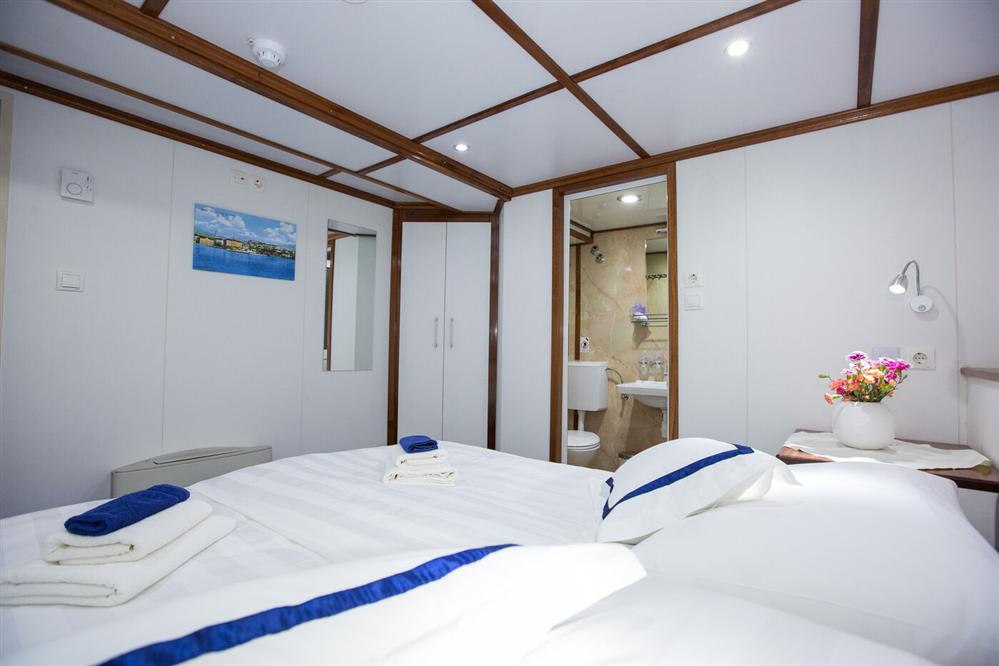 Spl-Cabins-Standard-deck-2