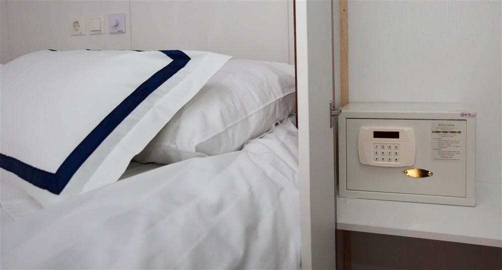 Spl-Cabins-Standard-deck-3