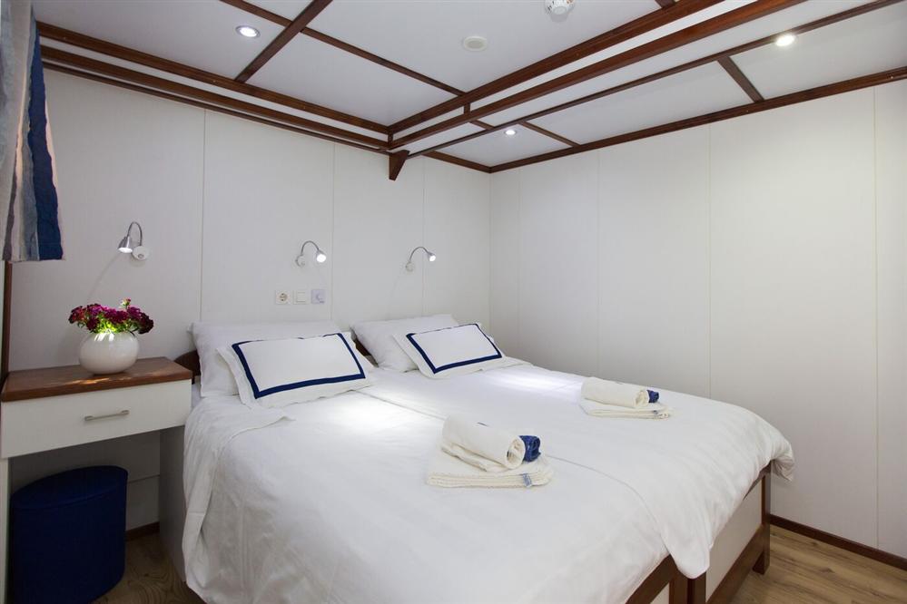 Spl-Cabins-Standard-deck-4