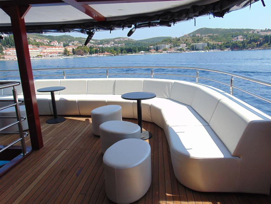 Inv-Restaurant-Lobby-1