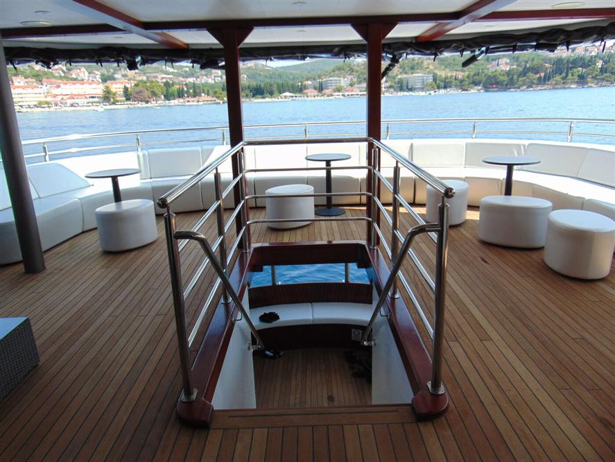 Inv-Restaurant-Lobby-3