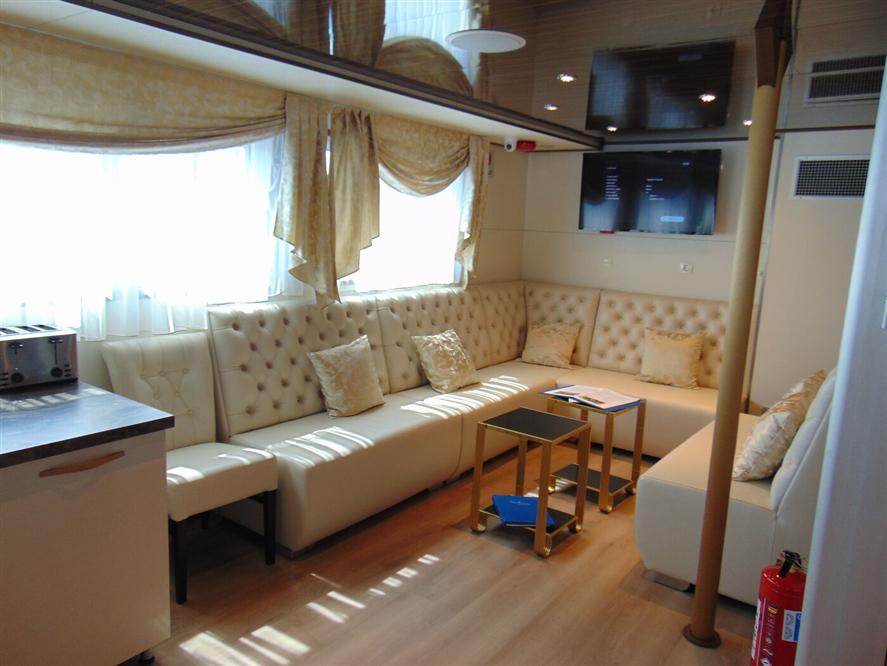 Inv-Restaurant-Lobby-7