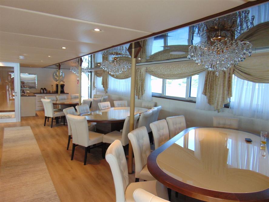 Inv-Restaurant-Lobby-15