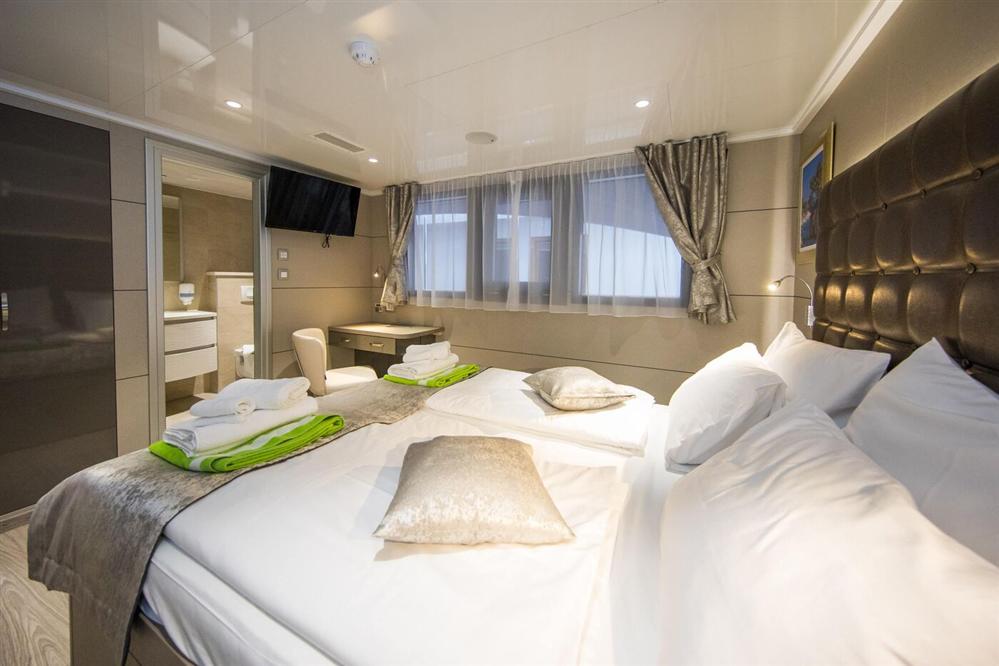 Amb-Cabin-Main-Deck-6