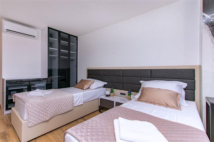 House K1, for 20 persons