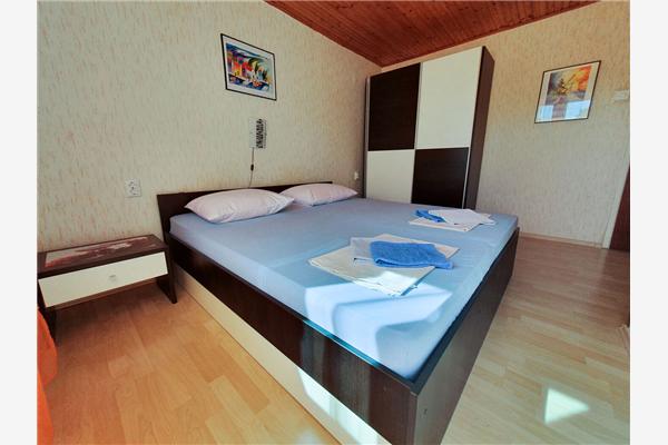 Room S1, for 2 persons