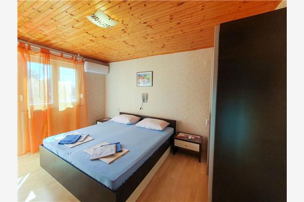 Room S1, for 2 persons