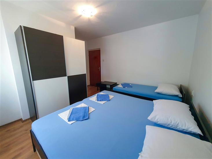 Room S2, for 3 persons