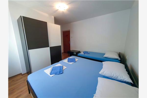 Room S2, for 3 persons