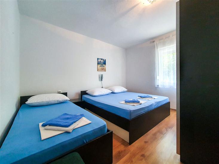 Room S2, for 3 persons