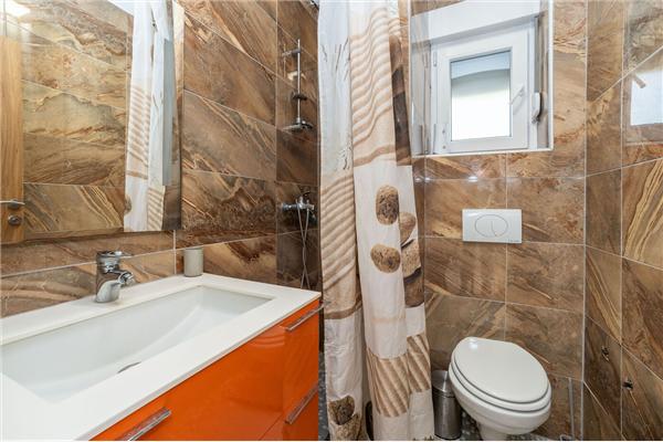 Apartment A8, for 6 persons