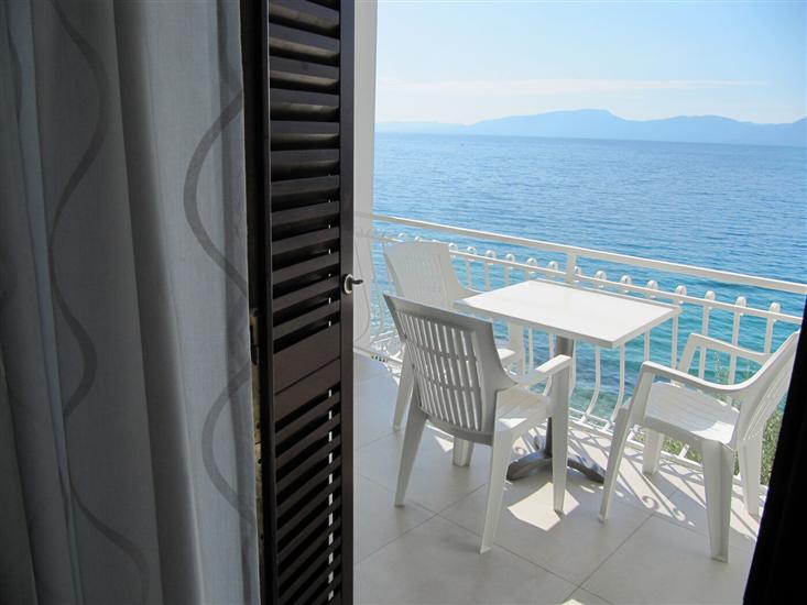 Room S2, for 3 persons