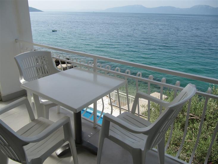 Room S2, for 3 persons