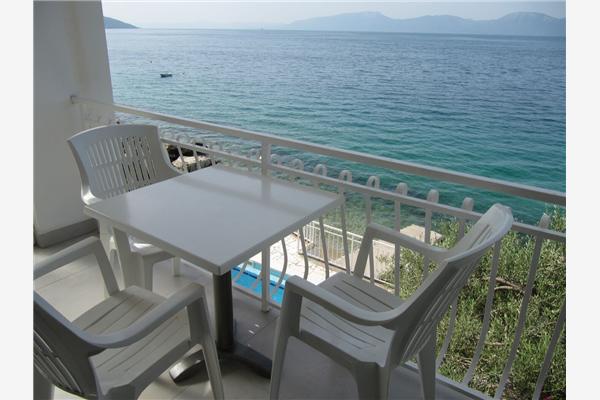 Room S2, for 3 persons