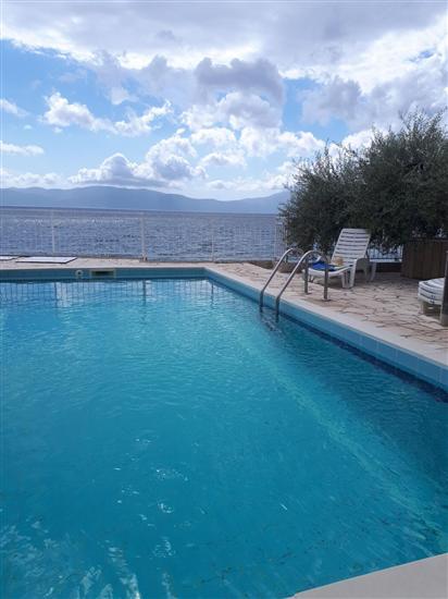 Room S2, for 3 persons