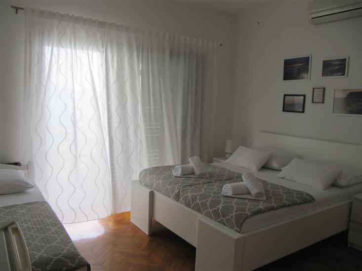 Room S3, for 3 persons