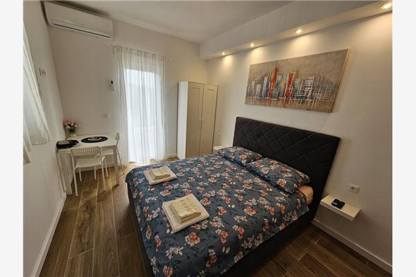 Room S1, for 2 persons