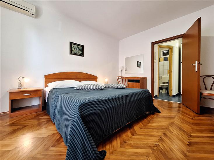 Room S1, for 2 persons