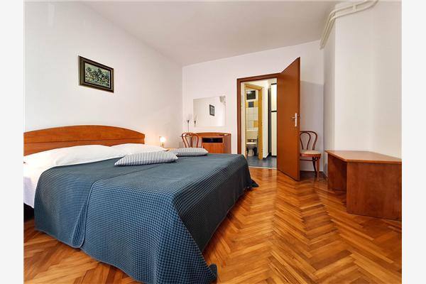 Room S1, for 2 persons