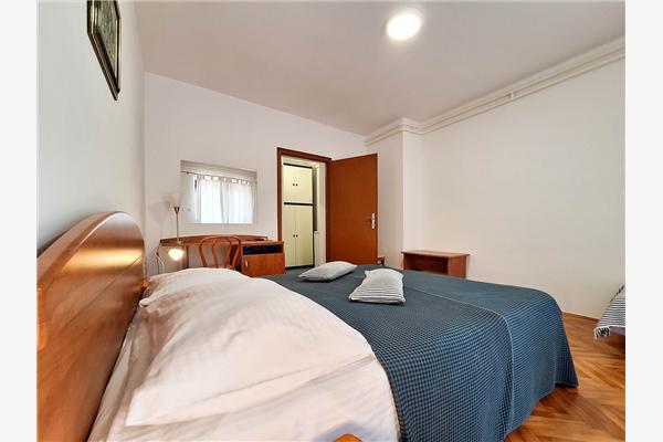 Room S1, for 2 persons