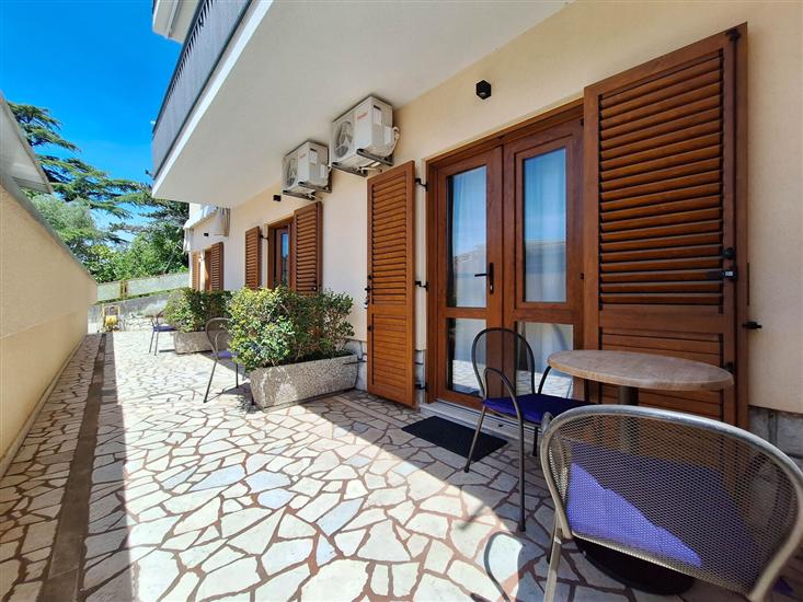 Room S1, for 2 persons