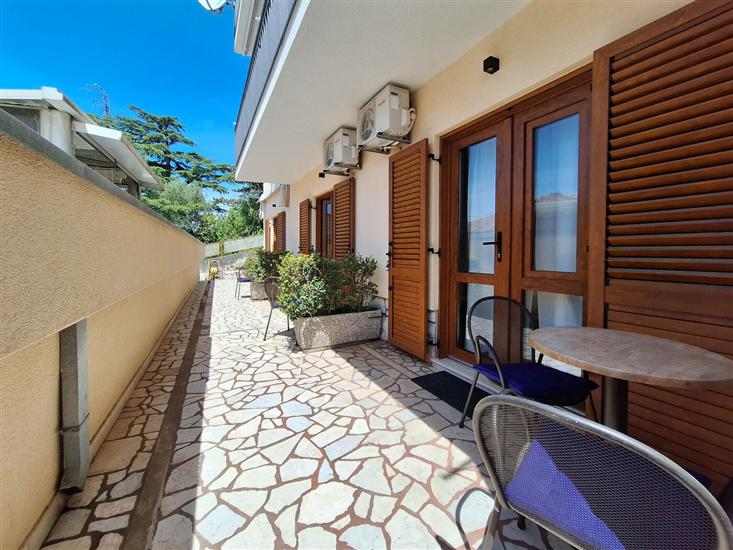 Apartment and Rooms Katunar