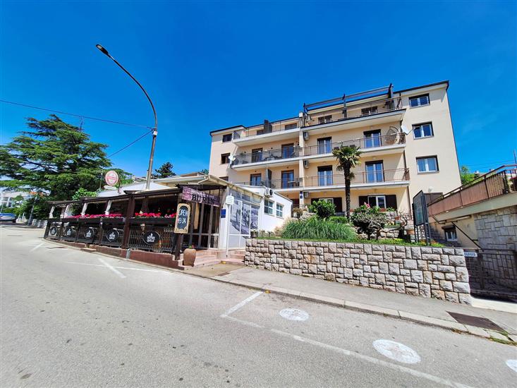 Apartment and Rooms Katunar