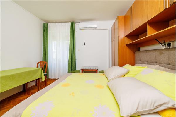 Room S1, for 2 persons