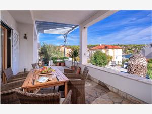 Vila Oleander Vrboska - otok Hvar, Kvadratura 100,00 m2, Namestitev z bazenom, Oddaljenost od centra 500 m