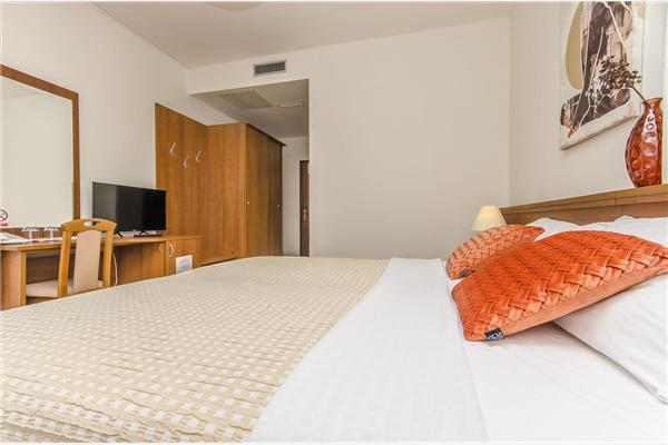 Room S12, for 2 persons