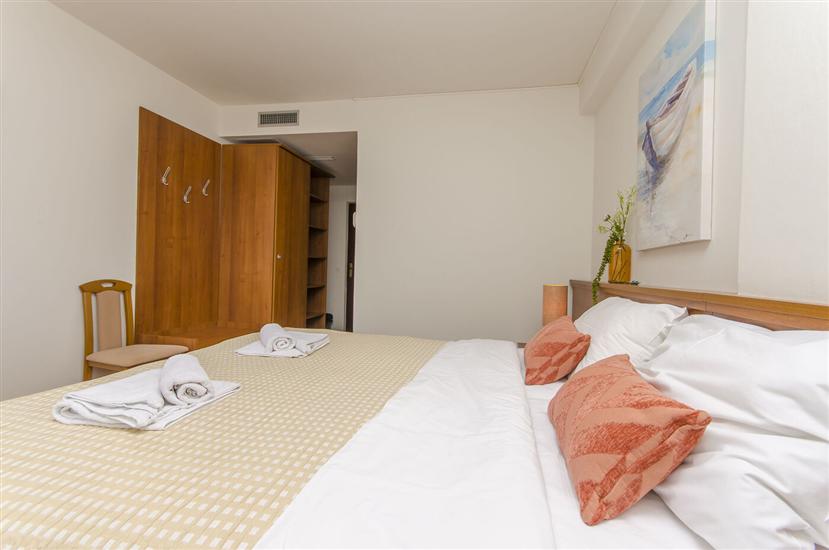 Room S32, for 2 persons