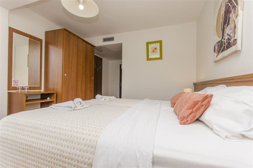 Room S25, for 4 persons