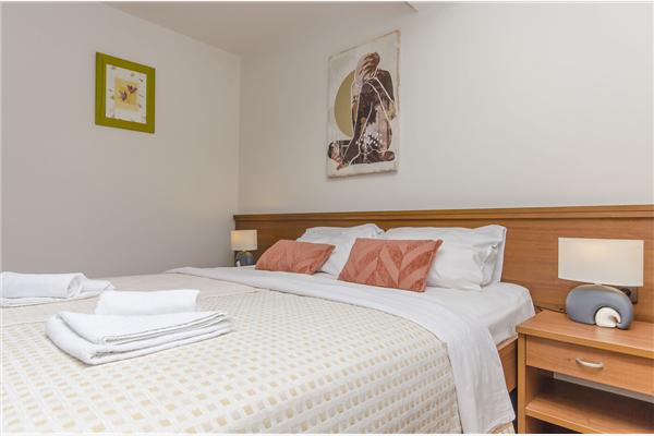 Room S25, for 4 persons