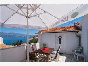 Apartment Ivo Splitska - island Brac, Size 48.00 m2, Airline distance to the sea 30 m, Airline distance to town centre 300 m