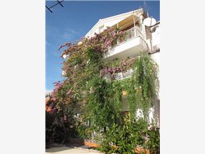 Apartment Graciela Gradac, Size 60.00 m2, Airline distance to the sea 20 m, Airline distance to town centre 0 m