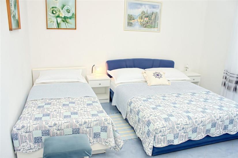 Room S5, for 3 persons