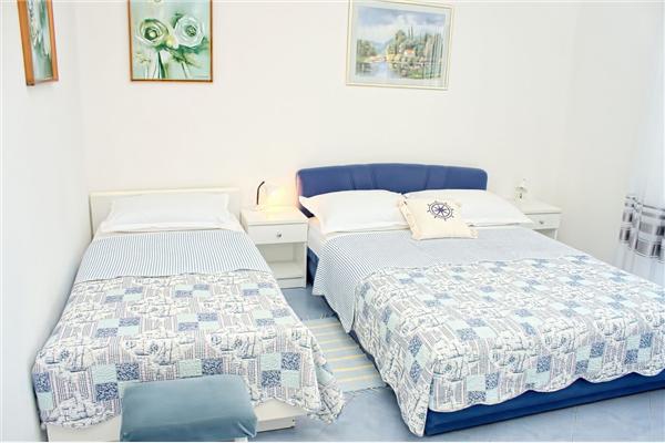 Room S5, for 3 persons
