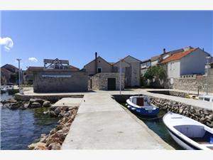 Apartment Antonio Murter - island Murter, Stone house, Size 60.00 m2, Airline distance to the sea 100 m