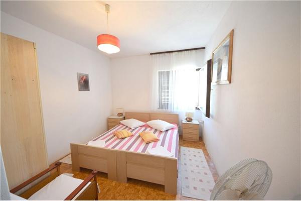 Room S1, for 2 persons