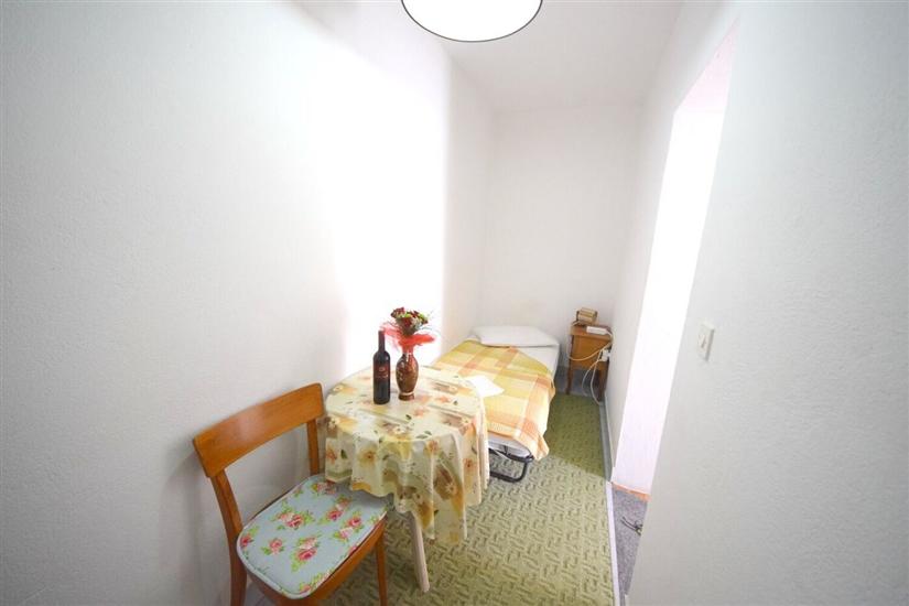 Room S2, for 3 persons