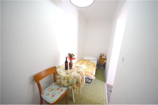Room S2, for 3 persons